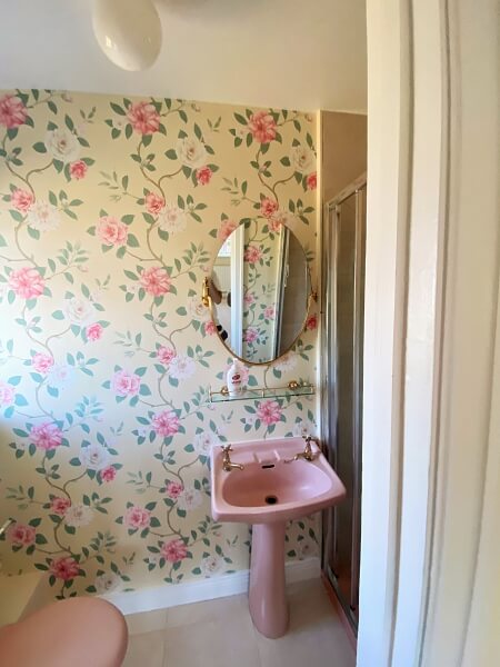Vintage wallpapered bathroom by Impressions Painters and Decorators