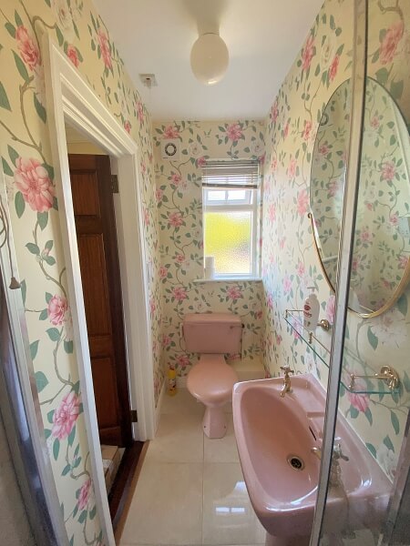 Vintage wallpapered bathroom by Impressions Wallpaper Hangers Painters and Decorators in Dublin